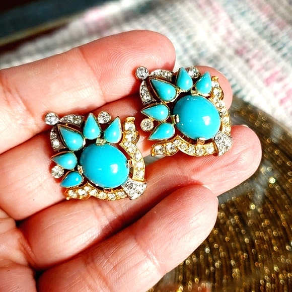 Authentic Vintage Trifari Jewels of India Rhinestone Aqua Cabochon Clip Earrings - Picture 8 of 13